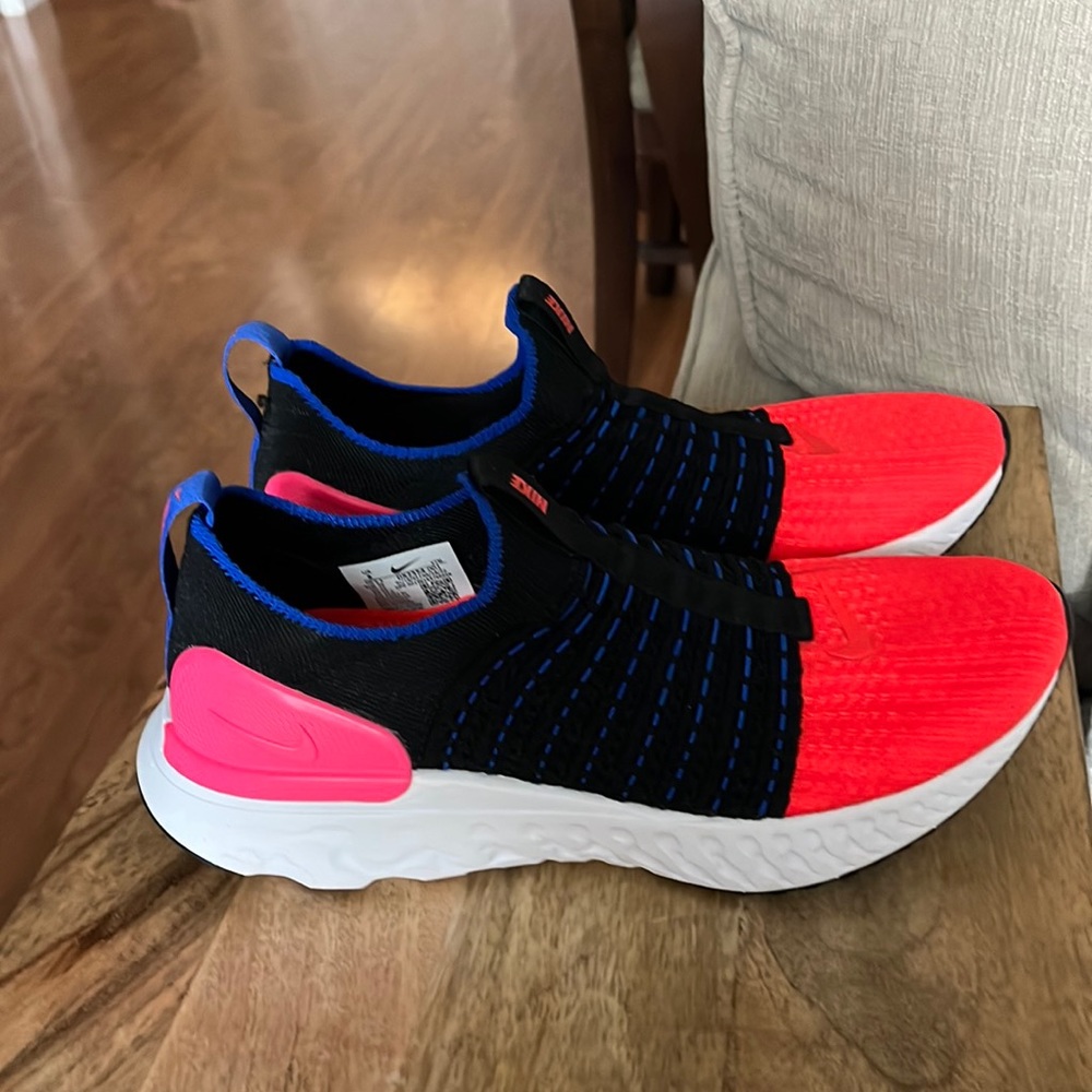 Women Size 8. Nike React Phantom Run FK 2.